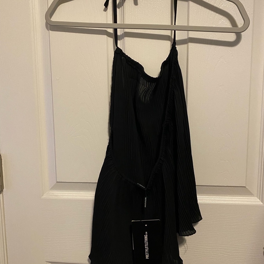 Pretty Little Thing - Petite Black Plisse Floaty Halter Neck Top - Picture 2 of 4